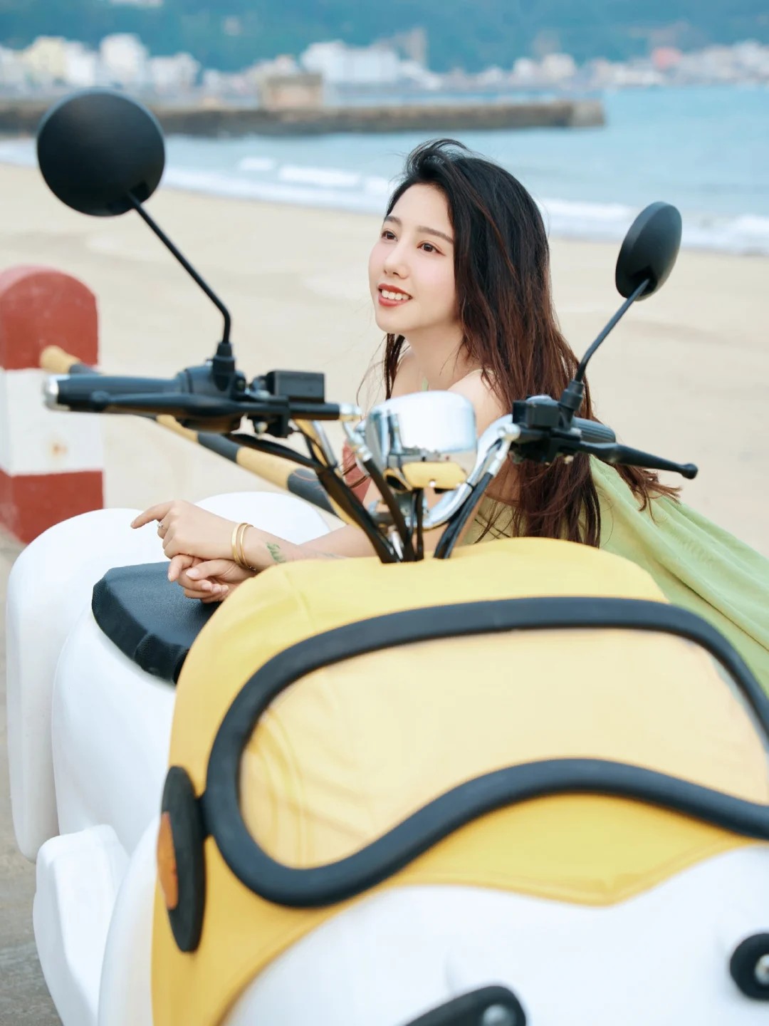 Bright scooter reference image.